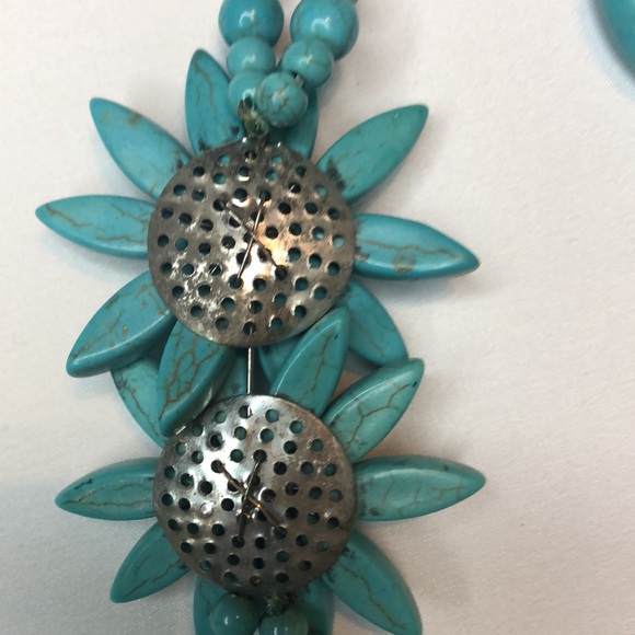 VTG Turquoise Color Double Stranded Beaded Choker Necklace - Flowers On The Side - Picture 7 of 7